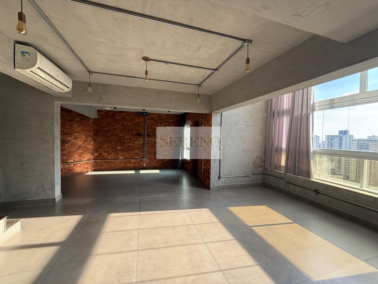 Loft Duplex de luxo decorado 01 suíte a venda, 107 m2, 02 pisos, cozinha americana maravilhosa equipada c bancadas em granito, integrada com a ampla sala c pé direito duplo, lavabo, lavanderia, área de serviço, 02 vagas de garagem, lazer tipo resort, sal