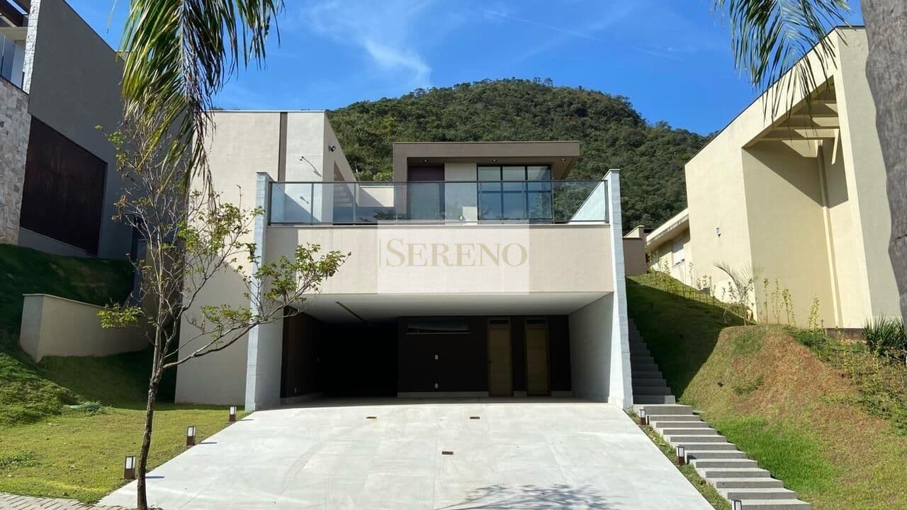 Casa tipo altíssimo luxo 04 suítes a venda, 455 m2, projeto moderno, garagem 04 veículos primeiro pavimento, casa nível bem superior à rua, área superior fachada moderna, revestimentos e vidro, frente c piscina, sacada, vista, ampla área gourmet e churra
