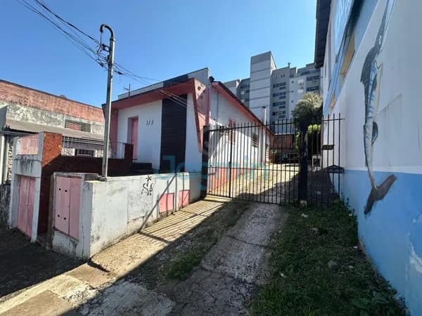 VENDE-SE TERRENO 750M2 COM DUAS CASAS NO CENTRO - IJUÍ/RS