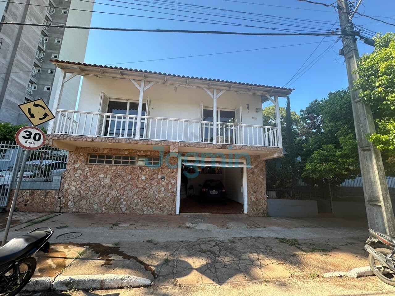 VENDE-SE TERRENO COM DUAS CASAS NO CENTRO DE IJUÍ/RS