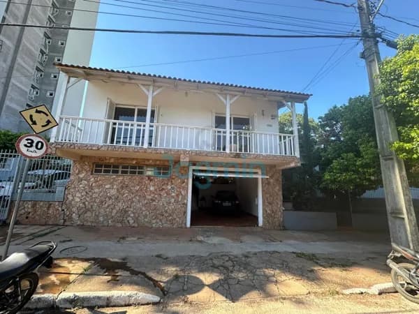 VENDE-SE TERRENO COM DUAS CASAS NO CENTRO DE IJUÍ/RS