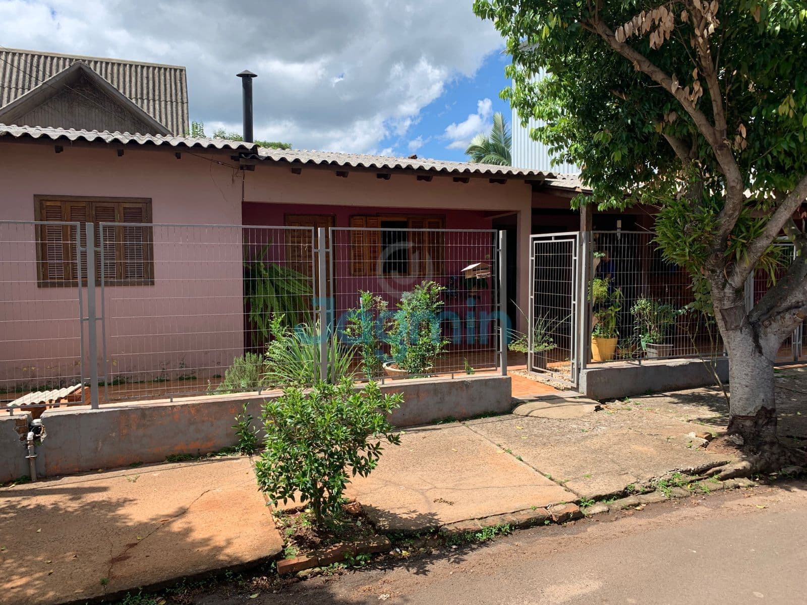 VENDE-SE CASA DE ALVENARIA NO BAIRRO BURTET