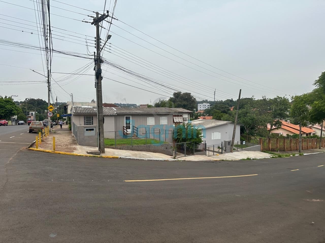VENDE-SE TERRENO DE ESQUINA COM TRÊS CASAS EM CIMA - IJUÍ