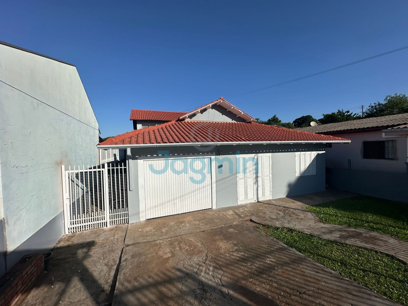 VENDE-SE CASA DE ALVENARIA COM MAIS 300M2 - BAIRRO FERROVIÁRIO
