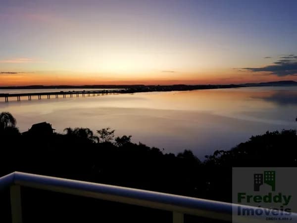 Casa alto padrão no bairro Bananal, em Laguna-SC