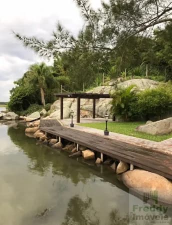 Casa de frente para a Lagoa em Laguna / SC