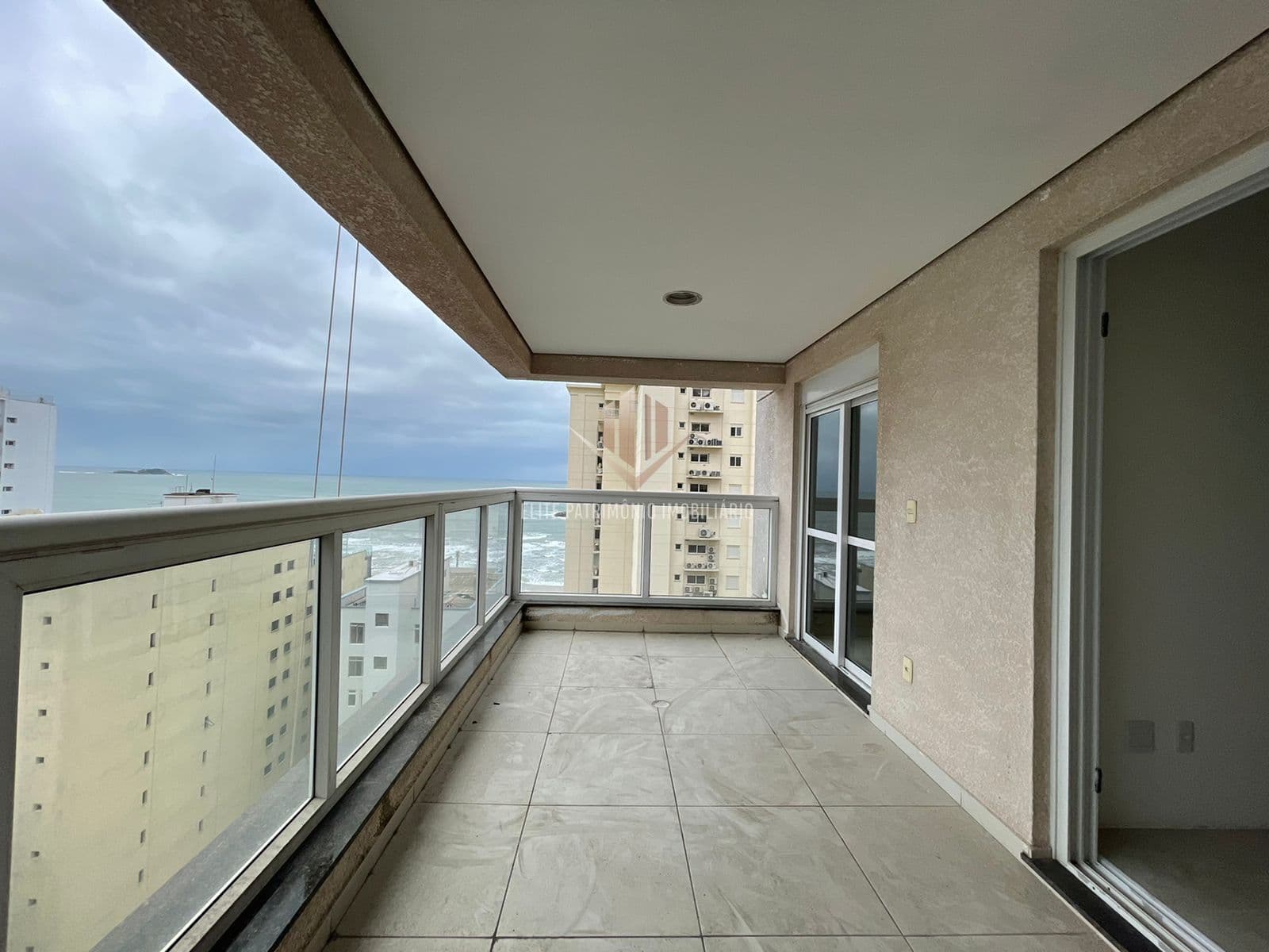 Apartamento a venda na Praia das Pitangueiras Guarujá SP.