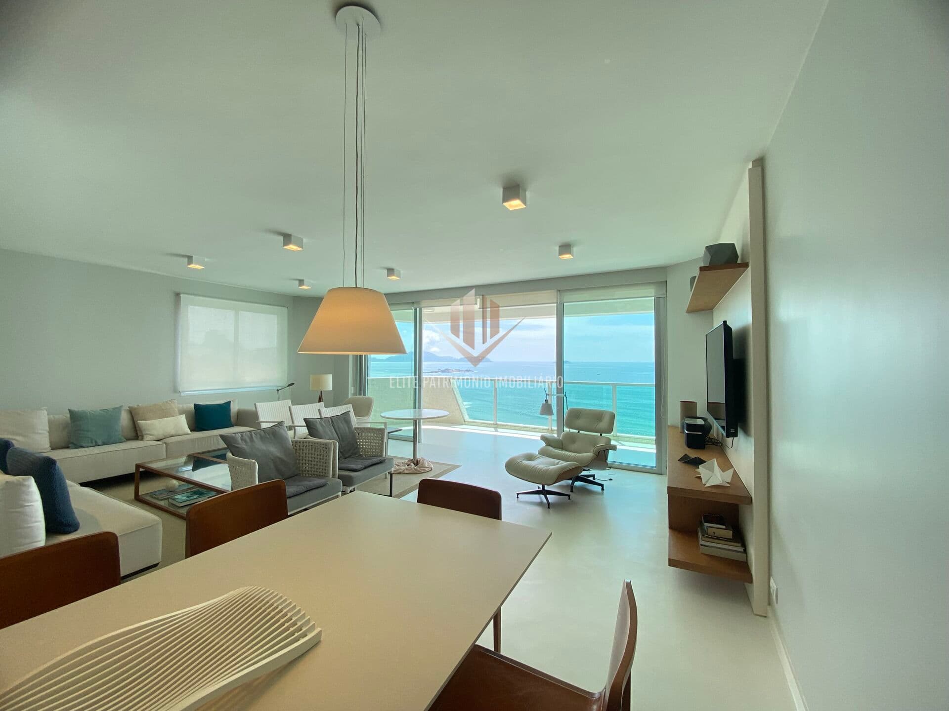 Apartamento Alto Padrão a venda na Praia das Astúrias Guarujá SP.