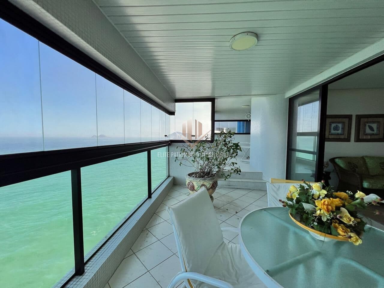 Apartamento Alto Padrão a venda na Praia das Pitangueiras Guarujá SP.