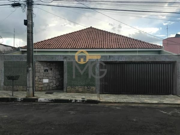 Casa à venda em Passos/MG