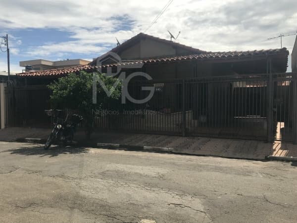 Casa à venda em Passos/MG