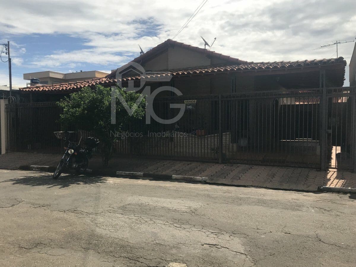 Casa à venda em Passos/MG