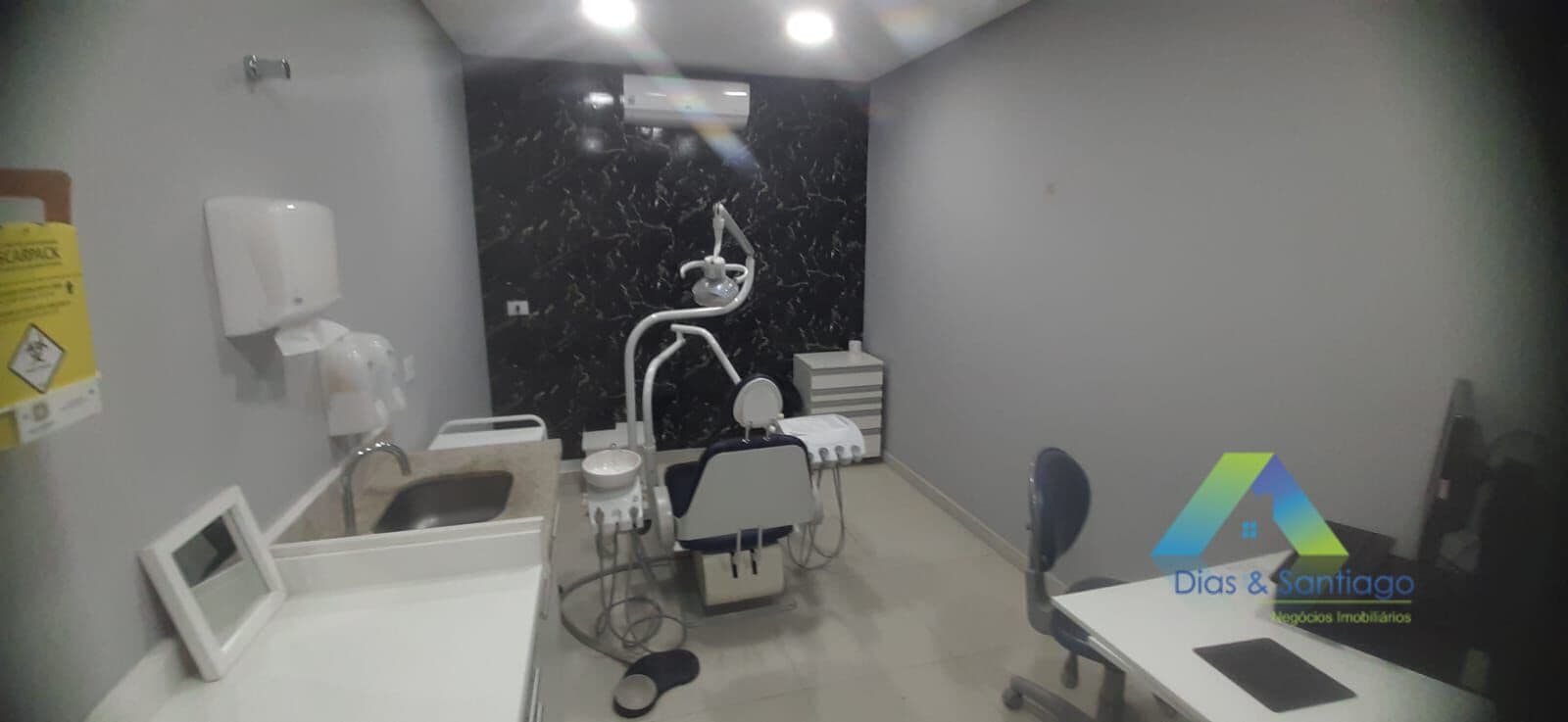 Sala Comercial com 15m² toda estruturada com cadeira odontológica em localização privilegiada na Vila das Mercês/Saúde. Ambiente ideal para profissionais dentista.