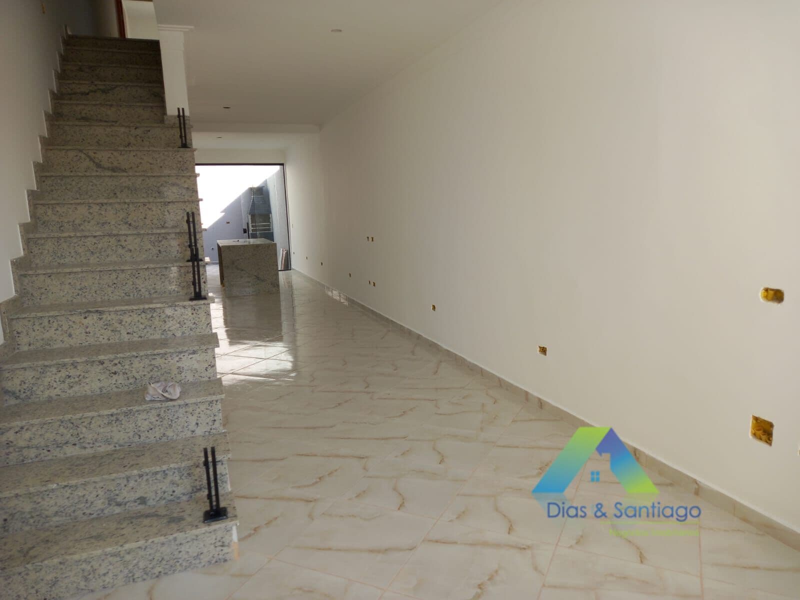 Lindo e novo sobrado com 125 m² em 3 dormitórios, 1 suíte e 2 vagas.