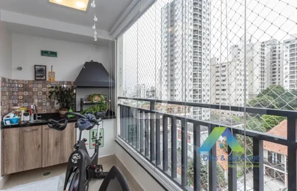 PORTEIRA FECHADA - Apto em 75m² com 2 dormitórios, 1 suíte, 1 varanda gourmet recém reformado e moderno, pronto para morar com 2 vagas de garagem fixas e cobertas..