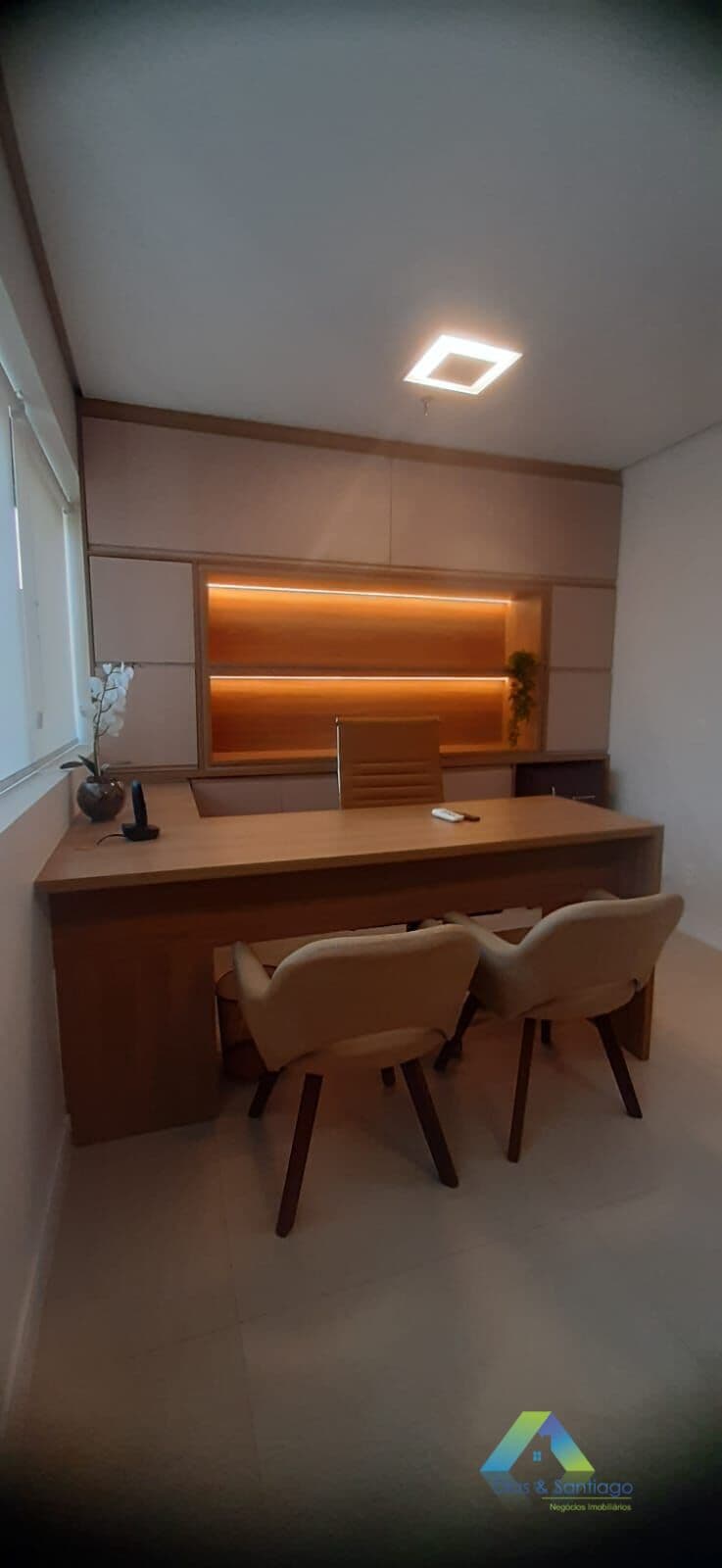 Sala comercial com 40m² toda mobiliada com móveis designer moderno e acabamento de alto padrão em localização privilegiada próximo da Avenida Paulista e diversas Estações de Metrô como Brigadeiro, Vergueiro e Paraiso, Shopping Pátio Paulista e Hospital B