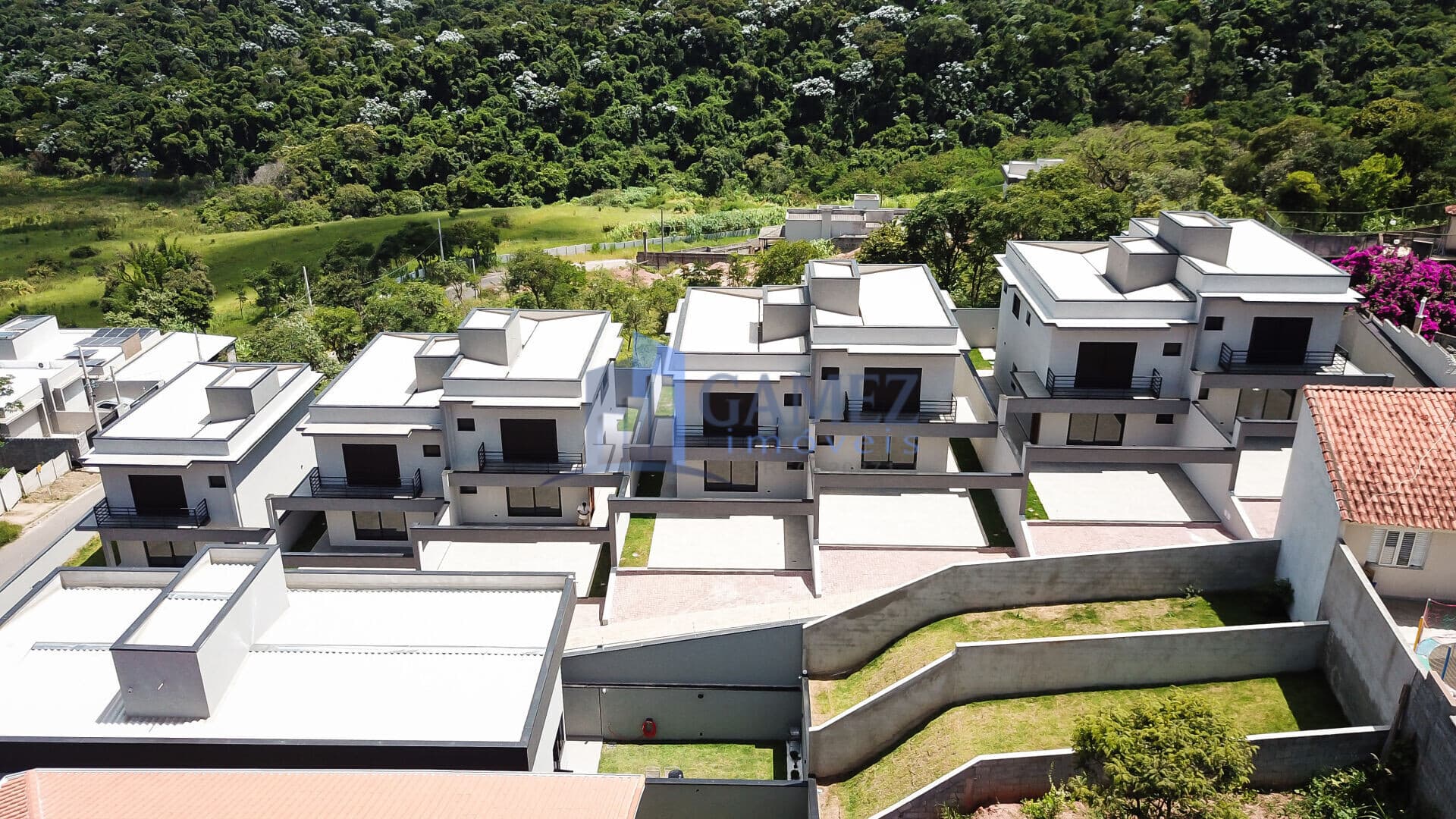 Linda casa nova em condomínio.
