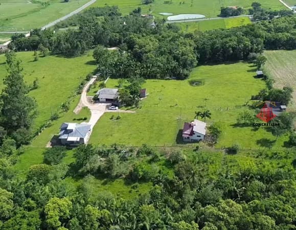 Sítio com 2 hectares, 4 casas e vista panorâmica