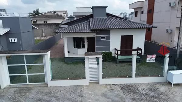 Casa com piscina e área de festas completa