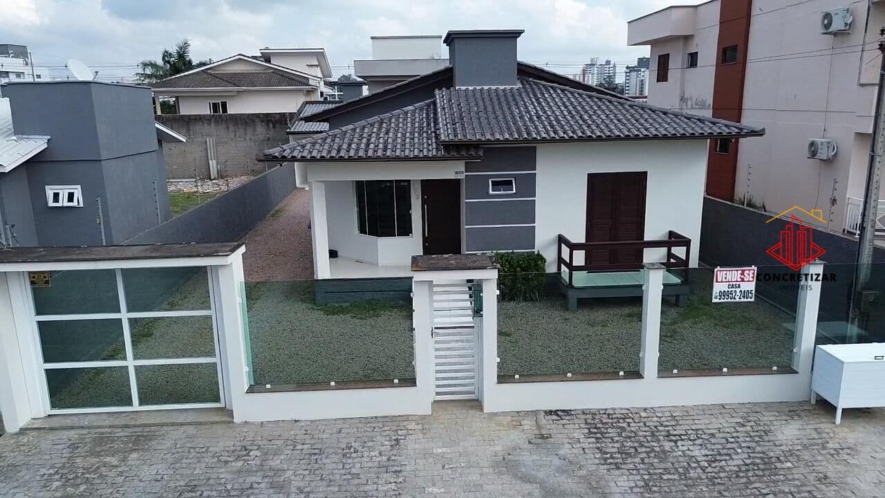 Casa com piscina e área de festas completa