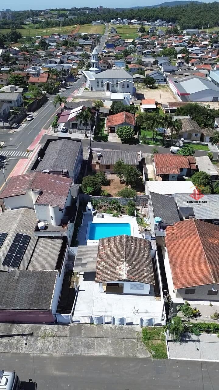 Casa reformada com piscina
