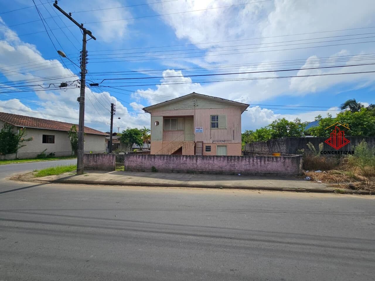 Três casas em um terreno