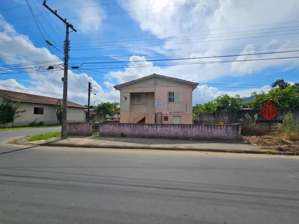 Três casas em um terreno