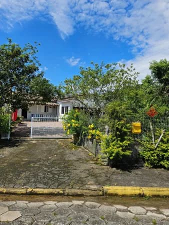 Semi mobiliada próxima de tudo