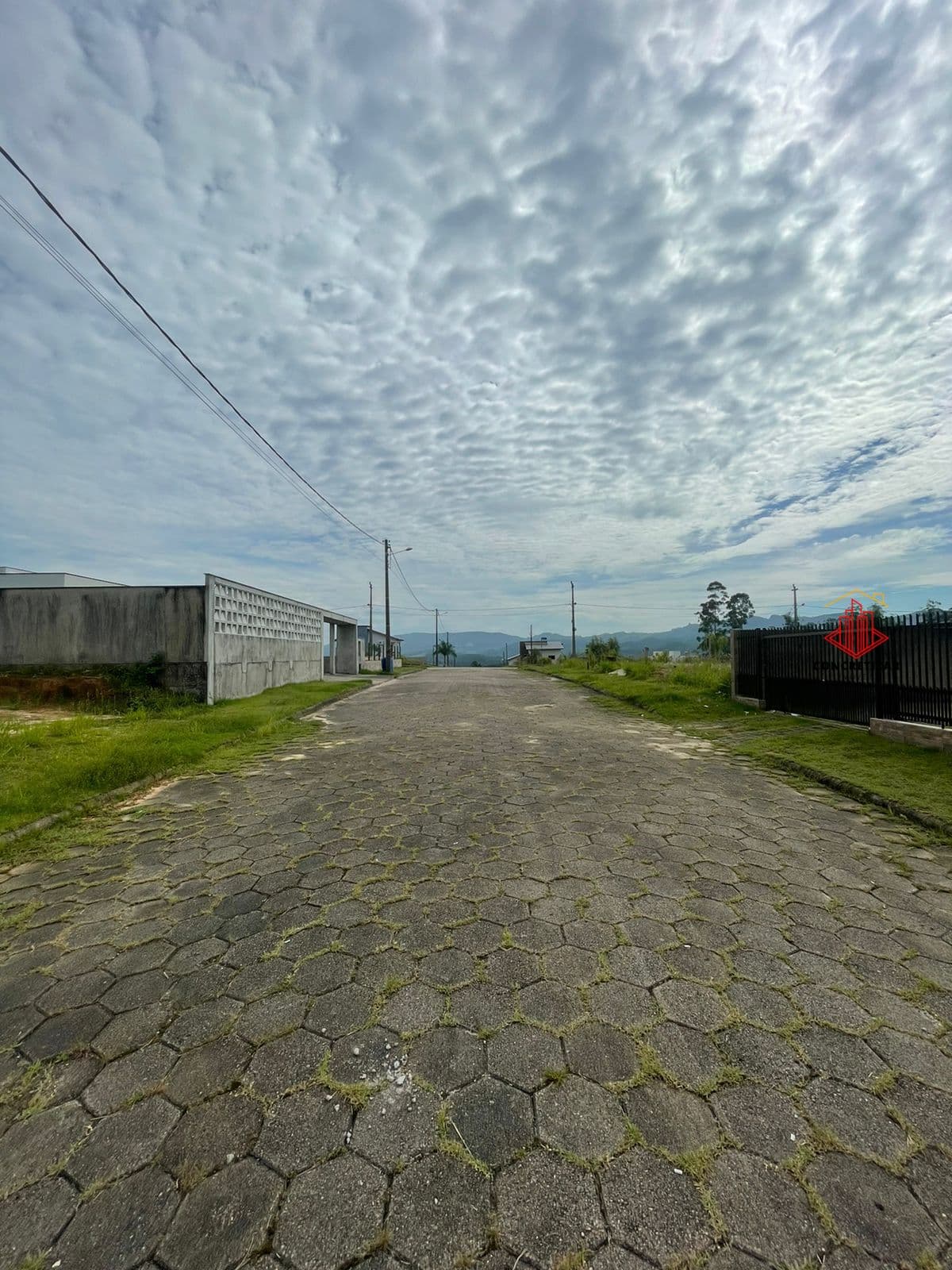 Lote lindo e alto da estrada