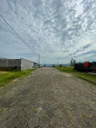 Lote lindo e alto da estrada