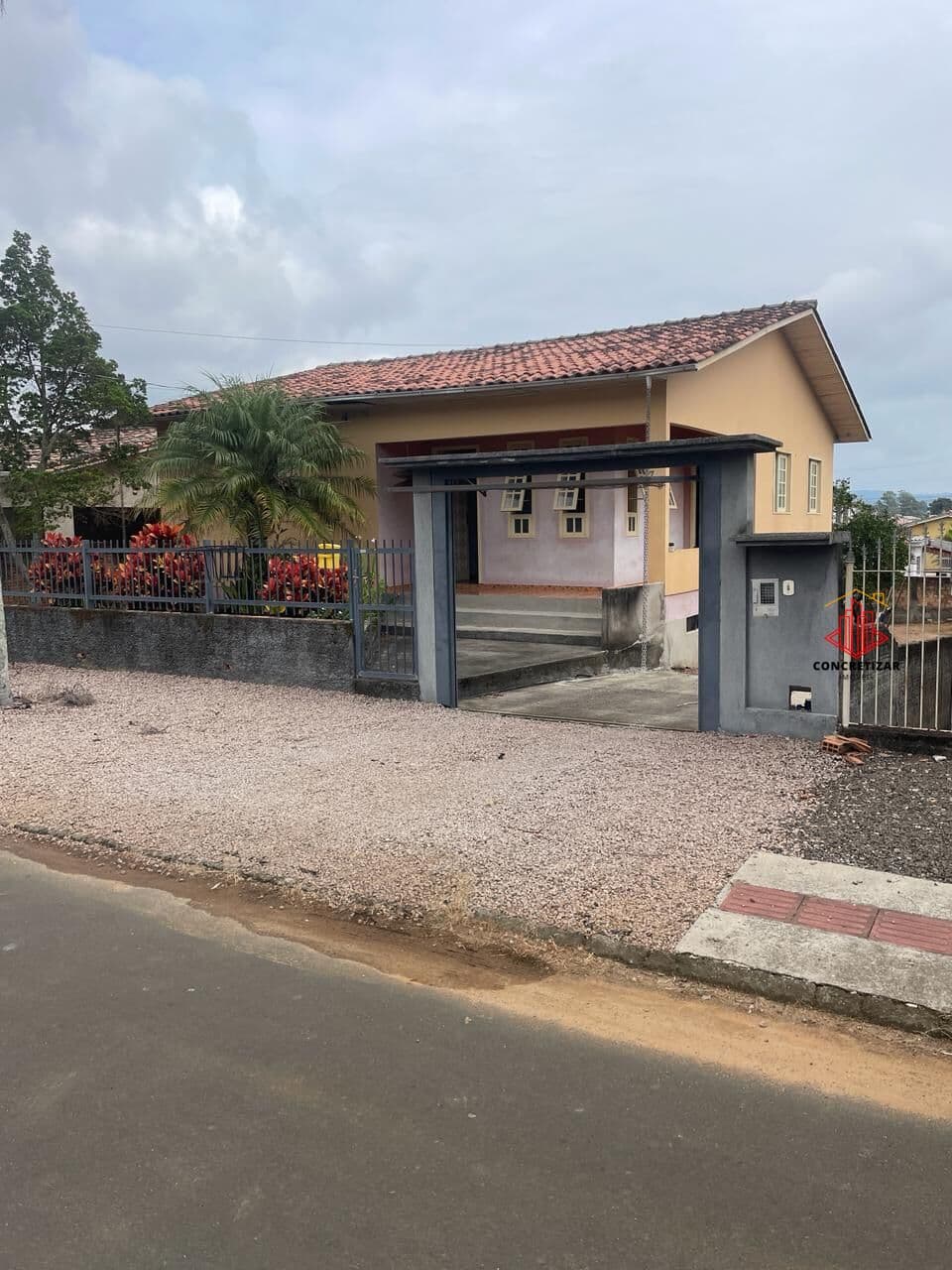 Casa com porão amplo e garagem para 2 carros