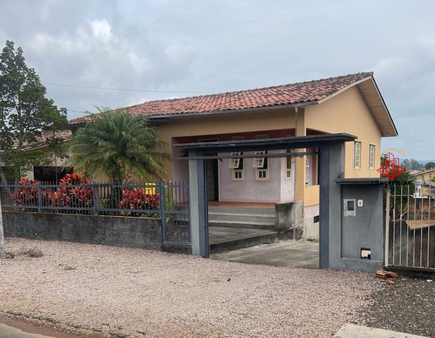 Casa com porão amplo e garagem para 2 carros