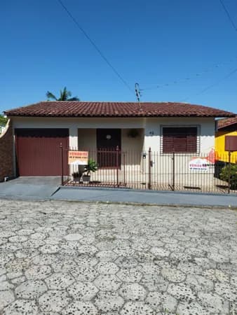 Casa por 350 mil a 2 minutos do Centro