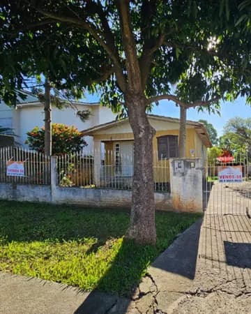 Casa bem localizada e com terreno amplo
