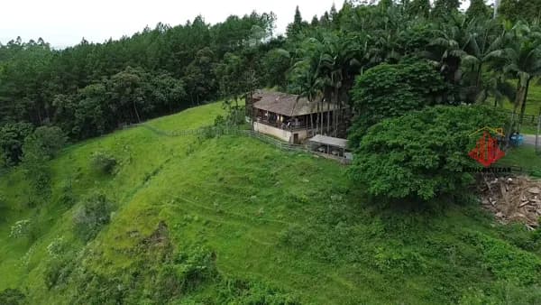 Sítio com casa mista e muita água