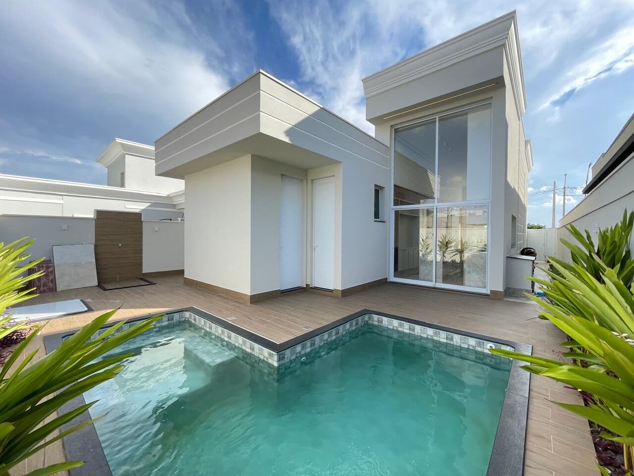 Casa neoclássica projetada por Aquiles Kilaris no condomínio Engenho Velho, Nova Odessa/SP