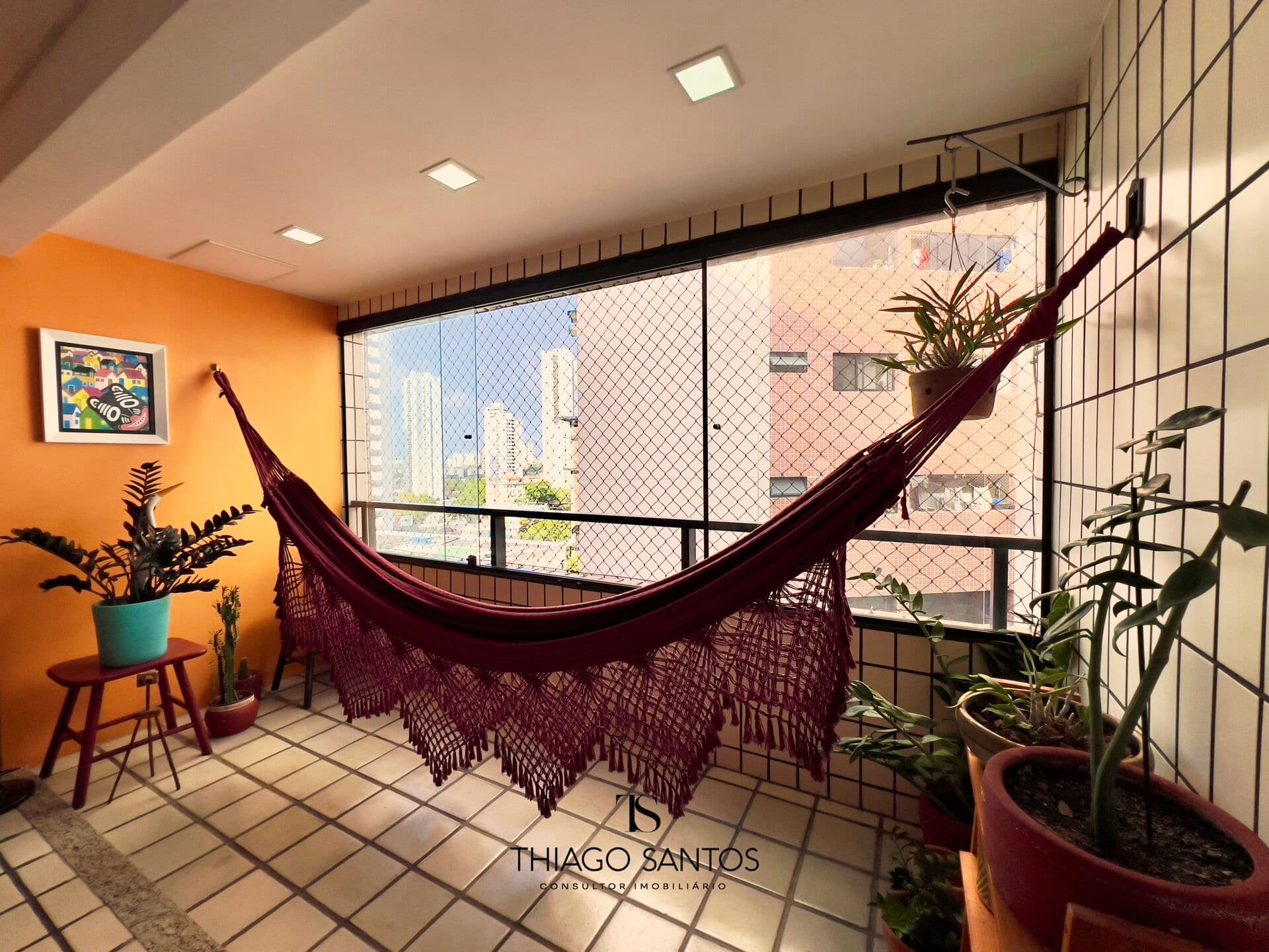 Vendo apartamento nos Aflitos com 118m² - 3 quartos - 1 suíte - 1 vaga coberta - andar alto.