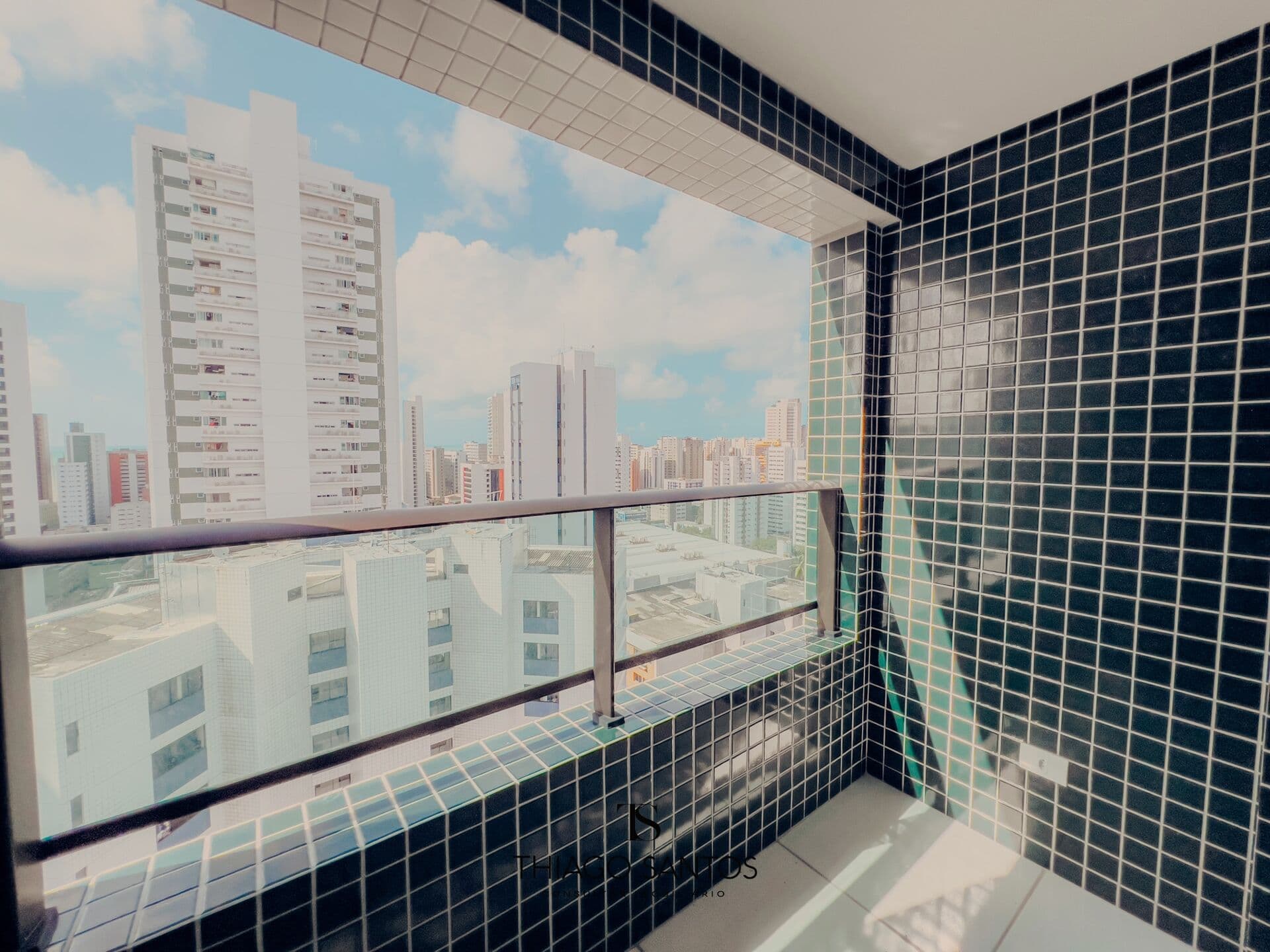 Vendo apartamento em Boa Viagem - 63m² - 2 quartos - 1 suíte - 1 vaga coberta.