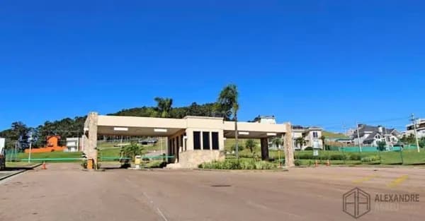 Terreno em condomínio fechado com infraestrutura