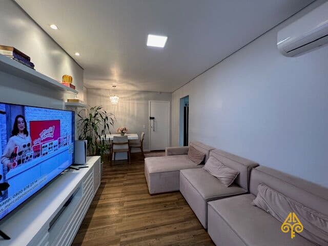 Apartamento reformado à VENDA no condomínio Lê Corsaire, ao lado do shopping Piratas. Imóvel possui 2 quartos, sendo 1 suíte, 2 banheiros, sala, cozinha completa com móveis planejados, área de serviço, varanda com vista para a piscina - Angra dos Reis