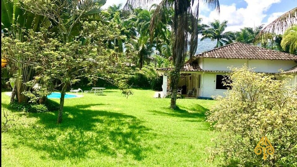 Casa à VENDA com 232m2 de área construída, 1460m2 de terreno com Vista Privilegiada para as Montanhas do Pico do Frade. Imóvel localizado no condomínio Frade Green com 5 suítes, sala ampla com pé direito alto, lavabo, cozinha equipada, amplo jardim e pis