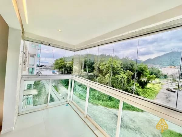 Apartamento recém-reformado 75m2 à VENDA com vista lateral para o mar, localizado no condomínio Lê Corsaire, ao lado do shopping Piratas. Imóvel com 2 quartos, sendo 1 suíte, 2 banheiros, 1 vaga de garagem, sala integrada com a varanda, cozinha americana