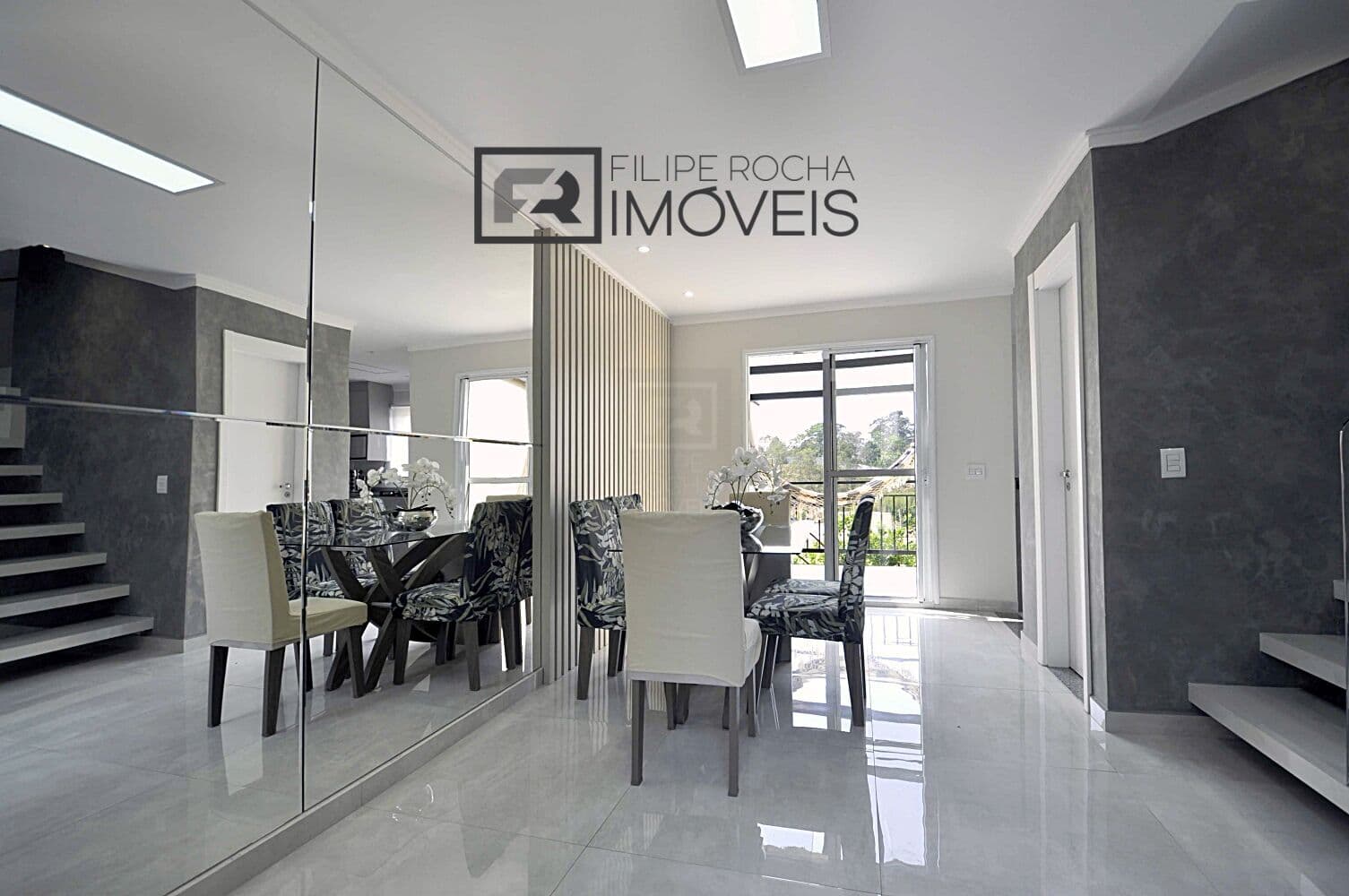 Linda casa tipo sobrado com 3 quartos dentro do Condominio Parque Rizzo