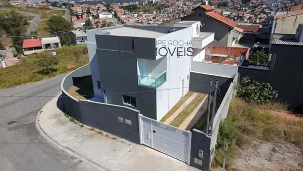 🏠 O Refúgio que Sua Família Merece: Sobrado de Esquina com Quintal Amplo no Vale do Sol II
