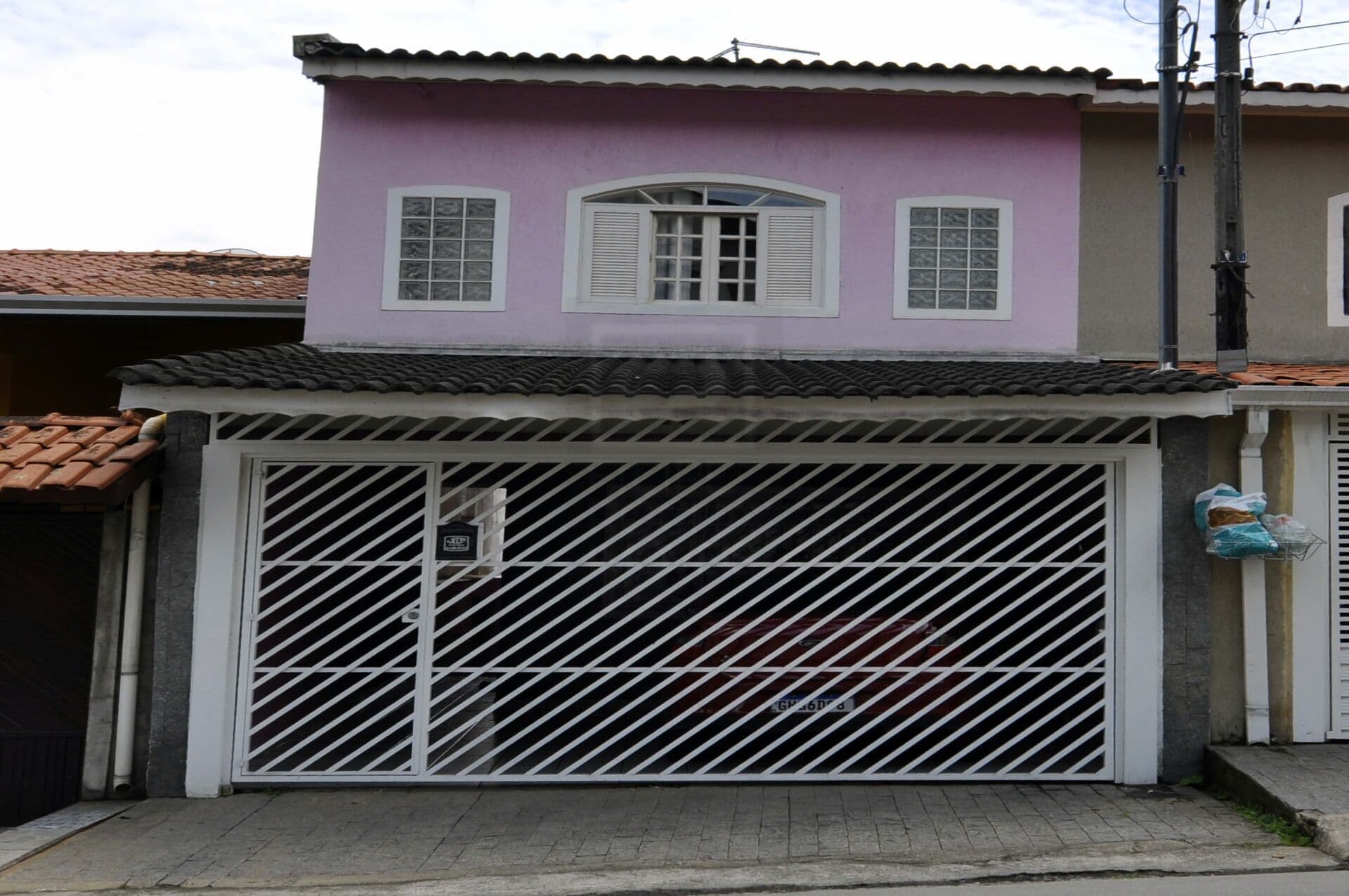 Linda Casa tipo sobrado 3 quartos 2 vagas à Venda no Jardim Rainha, Próxima ao Centro de Itapevi Aceita financiamento pela CAIXA