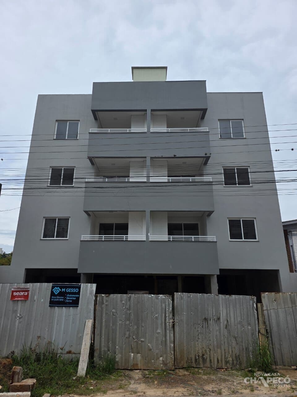 Excelente oportunidade no Edifício Atlanta! Apartamento espaçoso, com sacada ampla e churrasqueira, perfeito para quem deseja conforto e praticidade.