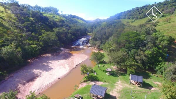 Fazenda em Piedade dos Gerais/MG com área de 33 ha, apenas 3 km do asfalto 100 km de Belo Horizonte. Cachoeira dentro da fazenda