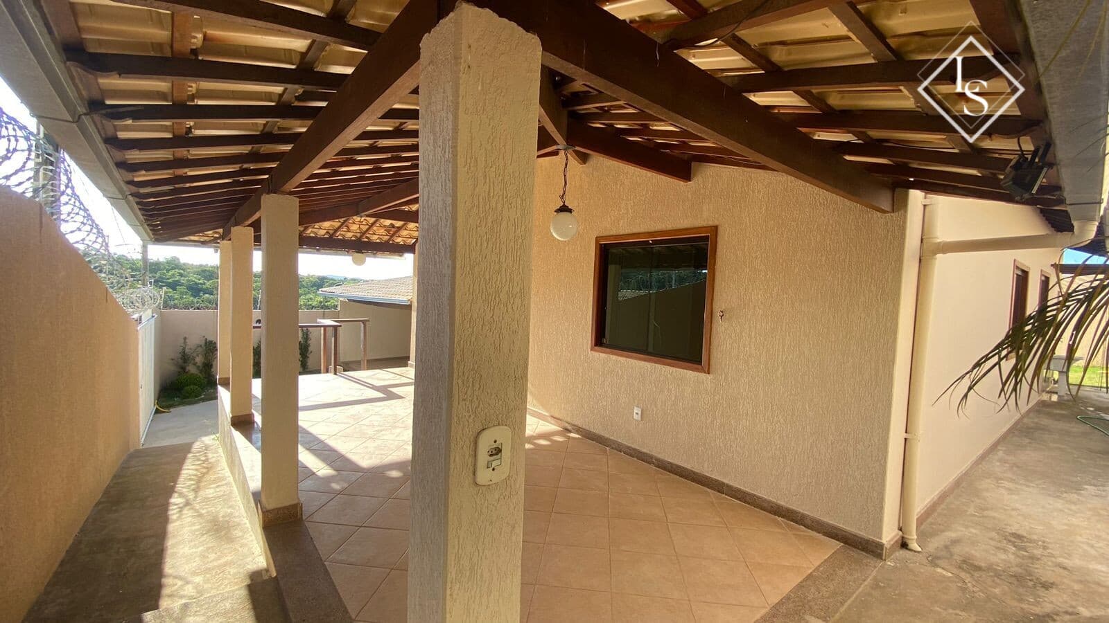 Casa bairro Por do Sol em Lagoa Santa/MG - 3 quartos sendo uma suíte, todos os quartos com armário, sala, cozinha, banheiro, varanda na frente da casa