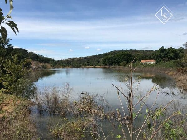 Fazenda de 300 hectares entre Codisburgo e Curvelo. Com casa, curral e córrego