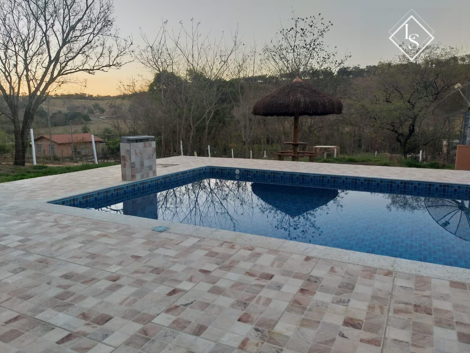 Lindo Sítio 3,000m2 em Esmeraldas/MG no condomínio Encontro das Águas, quadra, piscina e casa boa